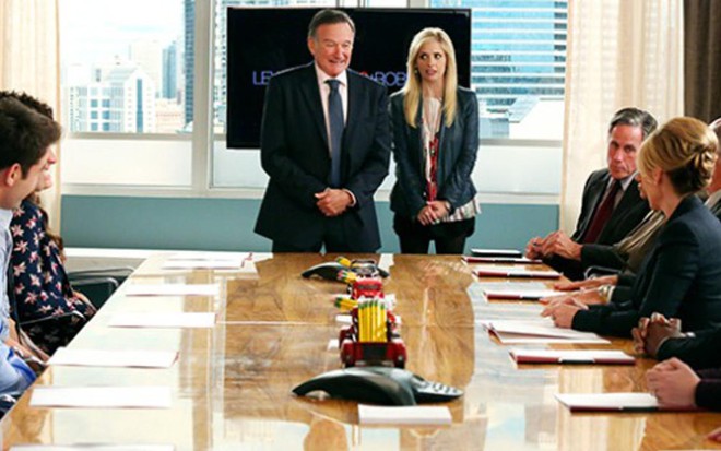 Robin Willams (em pé ao lado da atriz Sarah Michelle Gellar), em cena de The Crazy Ones - Reprodução/CBS