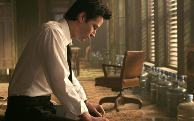 O ator Keanu Reaves no filme Constantine (2005); ele tornou famoso o personagem da HQ Hellblazer - Divulgação