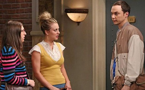 Amy (Mayim Bialik), Penny (Kaley Cuoco) e Sheldon (Jim Parsons) na estreia da sétima temporada - Reprodução/CBS