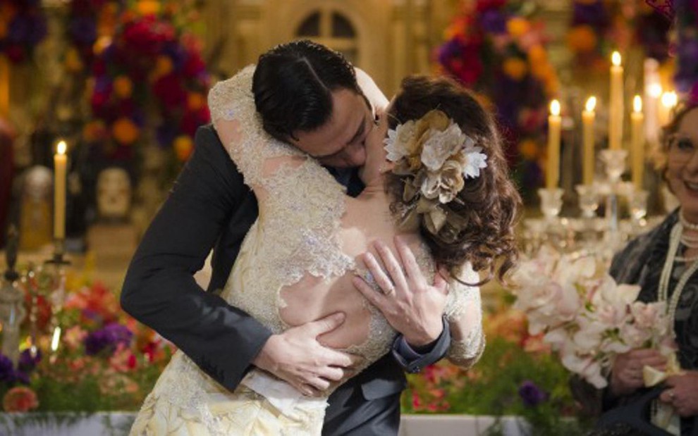 Casal Aristóbulo (Gabriel Braga Nunes) e Risoleta (Débora Bloch) se beijam em Saramandaia, da Globo - Raphael Dias/TV Globo
