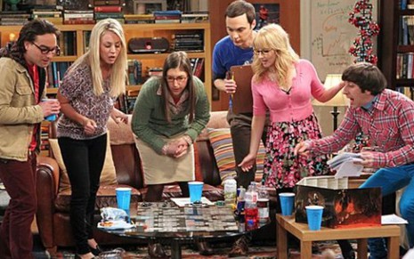 Leonard  (Johnny Galecki), Penny (Kaley Cuoco), Amy (Mayim Bialik), Sheldon (Jim Parsons), Bernadette (Melissa Rauch) e Howard (Simon Helberg) em cena de episódio da sétima de The Big Bang Theory - Divulgação/CBS