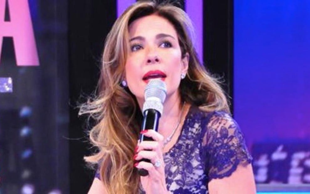 Luciana Gimenez no cenário do Luciana By Night, talk show que ela apresenta na Rede TV! - Wayne Camargo/Rede TV!