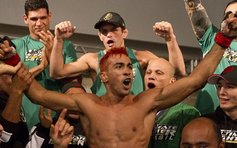 Godofredo Pepey comemora a vitória sobre Wagner Galeto no The Ultimate Fighter Brasil de 2013 - Luiz Pires/TV Globo