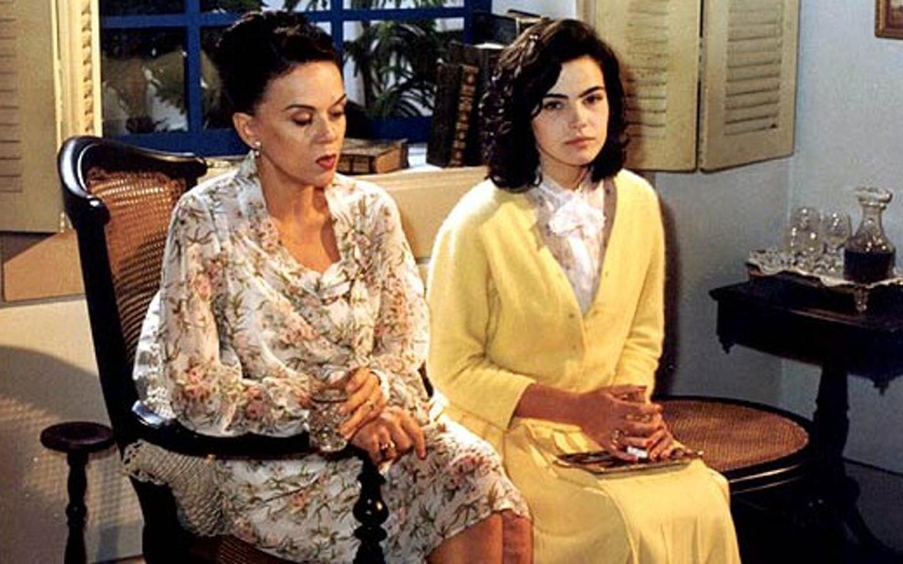 Ana Paula Arósio (à direita) em cena de Os Ossos do Barão, a terceira novela da atriz, exibida em 1997 - Divulgação/SBT