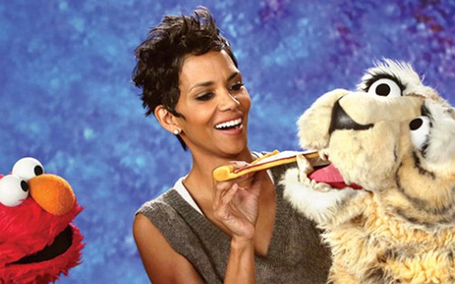 A atriz Halle Berry no programa Vila Sésamo, em 2012, sua mais recente aparição numa série de TV  - Divulgação/Sesame Workshop