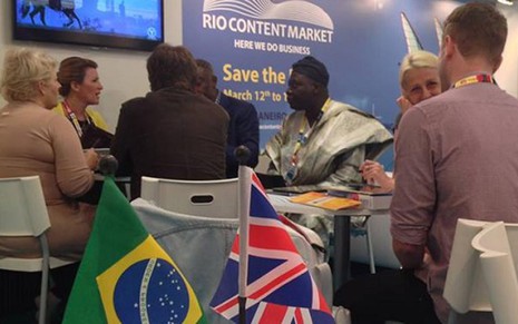 Produtores brasileiros e estrangeiros fazem reunião em estande na feira internacional MipCom - Divulgação/ABPITV