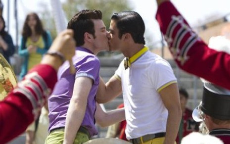 Os atores Darren Criss e Chris Colfer se beijam em cena do primeiro episódio da quinta temporada de Glee - Adam Rose/Fox