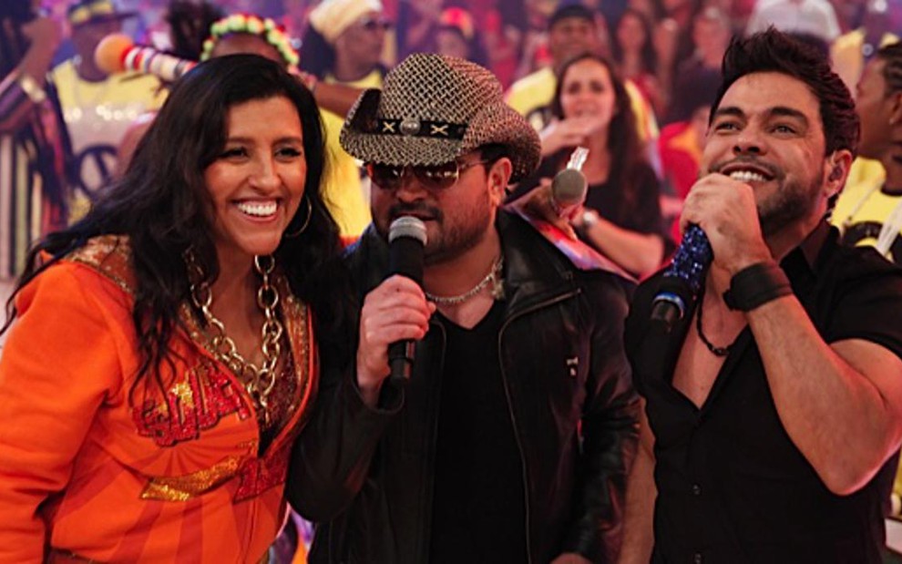 Zezé Di Camargo com Regina Casé e Luciano; cantor sertanejo poderá concorrer com Esquenta - JOÃO JANUÁRIO/TV GLOBO 
