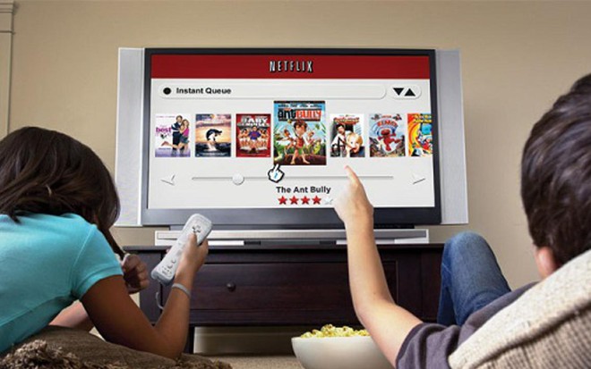 Crianças assistem ao serviço de vídeos online Netflix no televisor conectado ao videogame Nintendo Wii - Reprodução