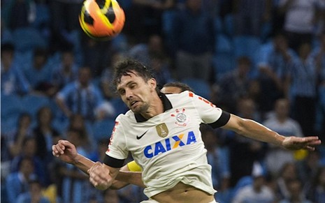 O zagueiro Paulo André disputa lance no jogo do Corinthians contra o Grêmio, pela Copa do Brasil, disputado ontem (23)