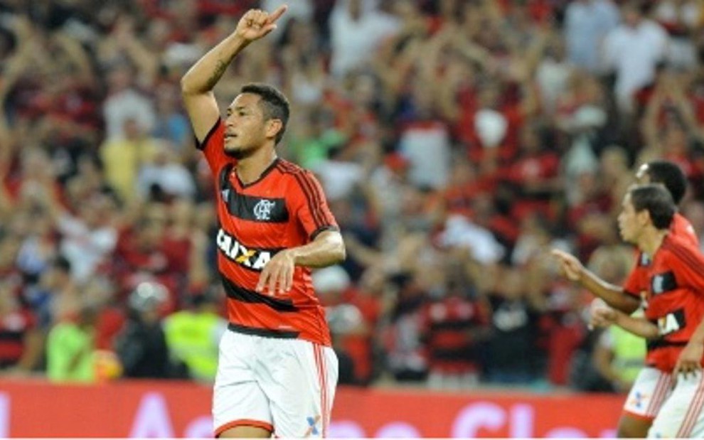O atacante Hernane, que fez três gols para o Flamengo contra o Botafogo, jogo transmitido com atraso - Divulgação/Flamengo