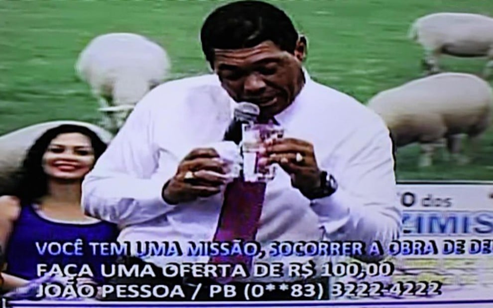 Valdemiro Santiago bebe água durante culto transmitido pela TV na tarde deste domingo (27) - Reprodução