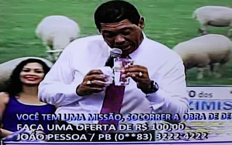 Valdemiro Santiago bebe água durante culto transmitido pela TV na tarde deste domingo (27) - Reprodução