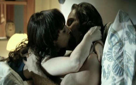 Patrícia (Simone Spoladore) e Carlão (Fernando Pavão) se beijam em Pecado Mortal, novela da Record - Divulgação/TV Record