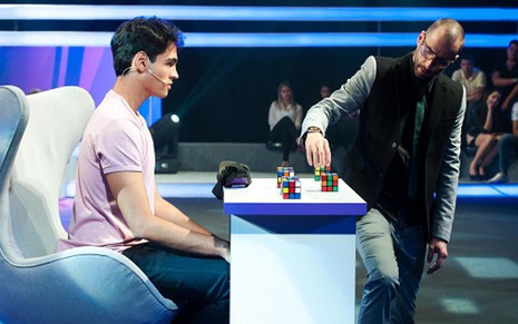 Participante tenta resolver cubos mágicos em desafio do game show Os Incríveis, apresentado por Cazé - Gustavo de Gaspari/Nat Geo