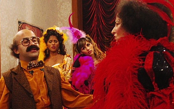 O ator Welder Rodrigues, o Jajá do Zorra Total, ao lado de Adriana Nunes, a Juju, no Zorra Total, em 2007 - Divulgação/TV Globo