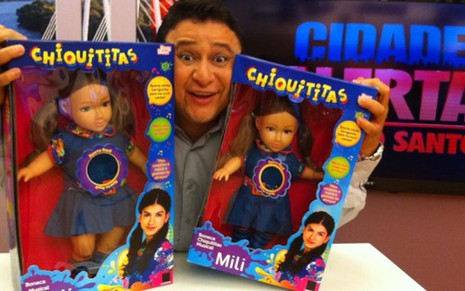 Ricardo Martins, apresentador do Cidade Alerta ES, da Record, com bonecas de Chiquititas, do SBT - Reprodução/Facebook