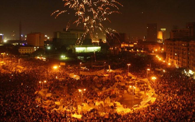 Egípcios comemoram na Praça Tahrir a renúncia do presidente Hosni Mubarak, em 11 de fevereiro de 2011 - Divulgação