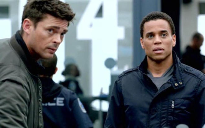 Os atores Karl Urban e Michael Ealy, protagonistas da série policial/ficção científica Almost Human - Divulgação