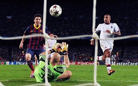 O atacante Messi, do Barcelona, marca o terceiro gol contra o Milan, em jogo transmitido pela Band - Divulgação/UEFA