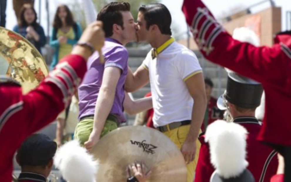 Os atores Darren Criss e Chris Colfer se beijam em episódio deste ano da série Glee, exibida pela rede Fox - Divulgação/Fox