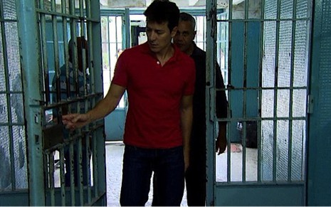 Rodrigo Faro durante visita a penitenciária feminina, em São Paulo, onde comeu "quentinha" - Divulgação/Record