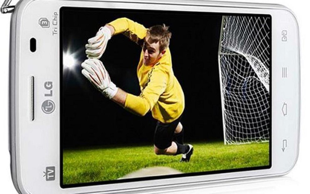 Modelo de celular da LG com TV digital; audiência de televisão no celular é maior quando há futebol - Reprodução