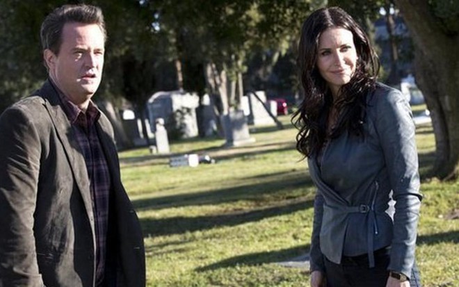 O ator Matthew Perry e a atriz Courteney Cox em cena da série Go On, cancelada em maio deste ano - Divulgação/NBC