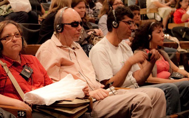 Pessoas com deficiência visual assistem a peça com audiodescrição no Centro Cultural São Paulo - Lígia Minami
