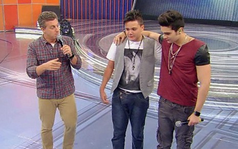 O apresentador Luciano Huck recebe o cantor Luan Santana com o sósia, Gabriel, na Globo - Divulgação/TV Globo