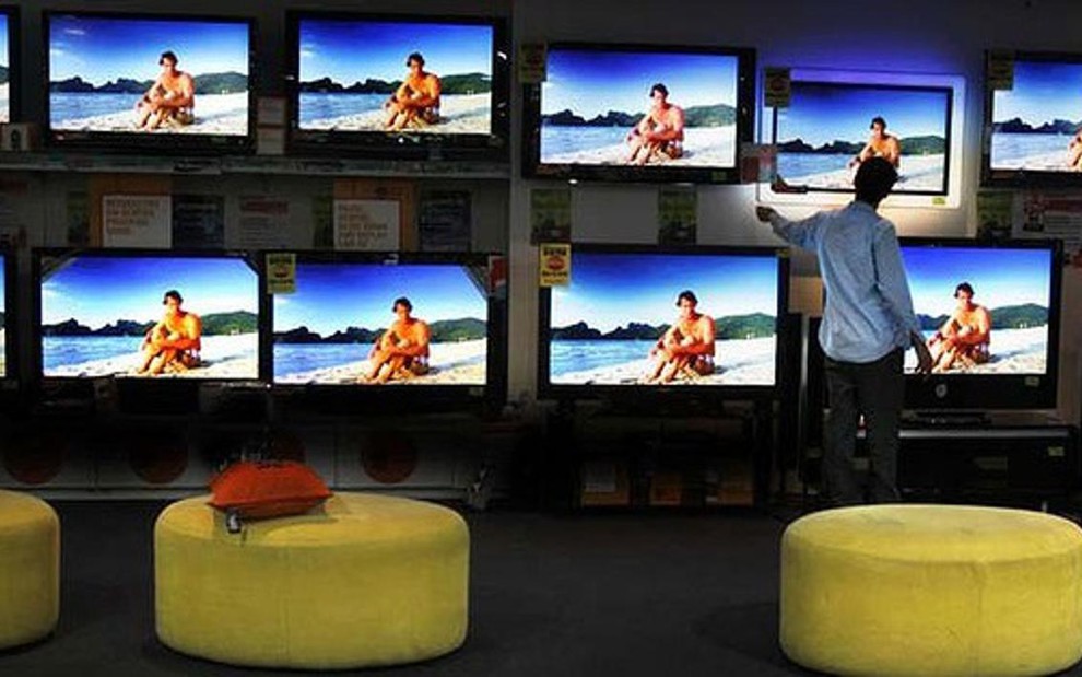 Consumidor escolhe TVs de tela plana expostas em loja; vendas devem ficar estagnadas no final de 2013 - Divulgação