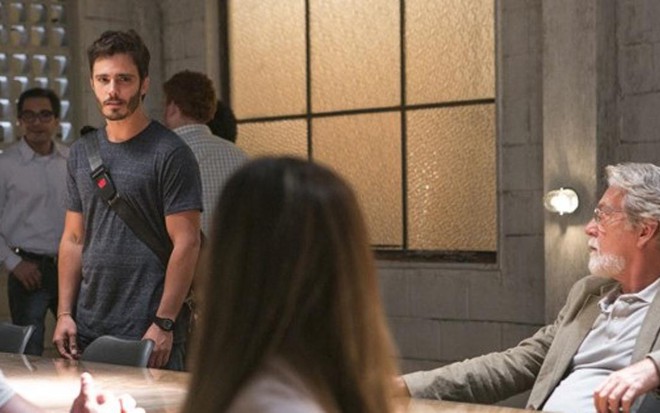William (Thiago Rodrigues) observa Lili (Juliana Paiva) em Além do Horizonte, novela da Globo - Felipe Monteiro/TV Globo