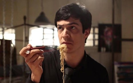 O ator Mateus Solano comendo macarrão instantâneo em cena de Amor à Vida, novela da Globo - Pedro Curi/TV Globo