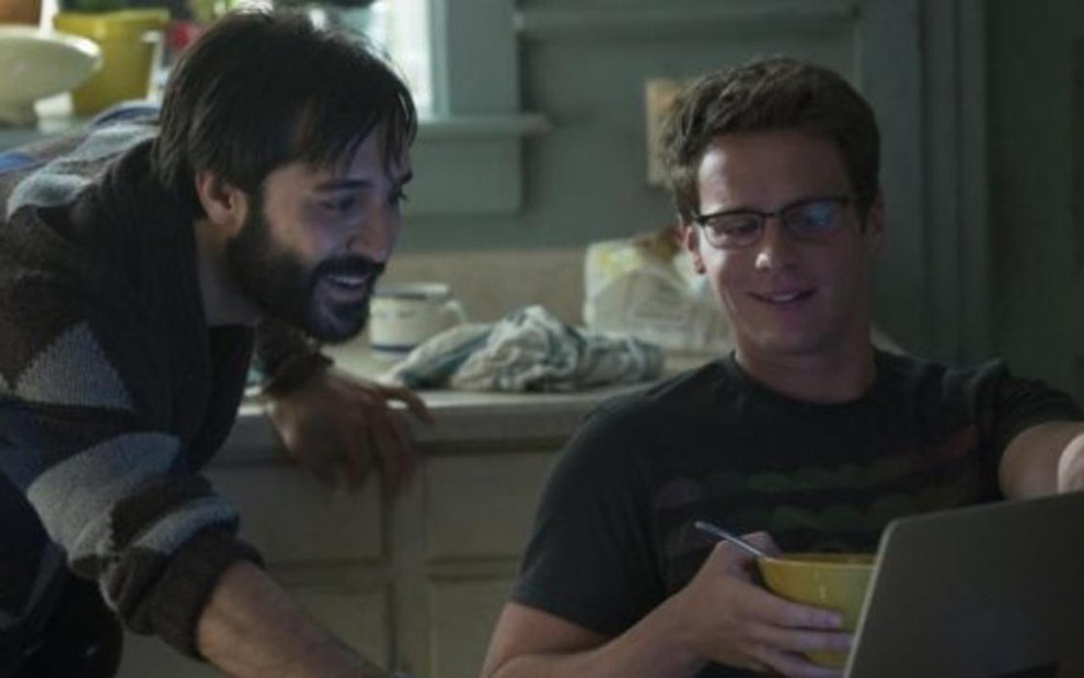 Os atores Frankie J. Alvarez e Jonathan Groff, dois dos protagonistas de nova série gay do canal HBO - Divulgação/HBO
