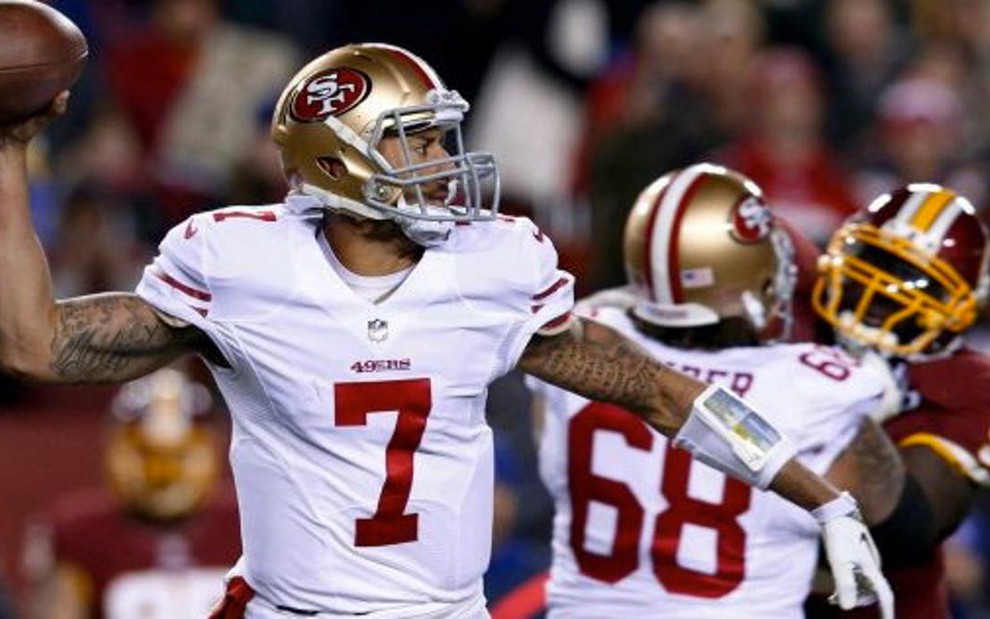 O quarterback do San Francisco 49ers, Colin Kaepernick, em jogo transmitido segunda pela ESPN - Divulgação/NFL