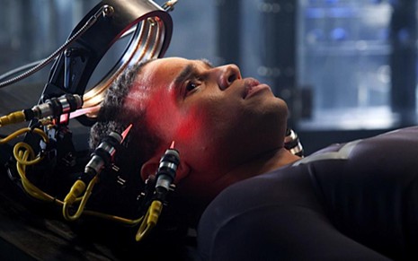 O ator Michael Ealy, que interpreta um policial robô na série Almost Human, estreia do Warner Channel - Divulgação