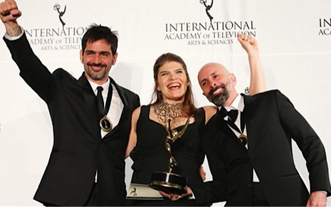 O diretor Vinicius Coimbra festeja com Claudia Lage e João Ximenes Braga o Emmy Internacional de Lado a Lado - Fotos Divulgação/TV Globo