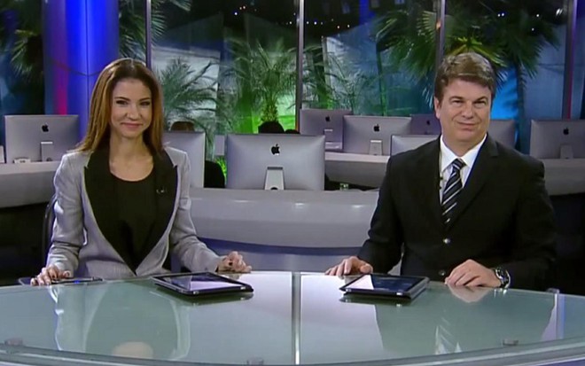 Amanda Klein e Augusto Xavier, apresentadores do Rede TV! News, telejornal da Rede TV! - Reprodução/Rede TV!