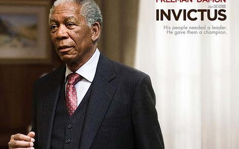 Morgan Freeman, como Nelson Mandela, em cartaz do filme Invictus, que o SBT exibirá nesta sexta, 6 - Divulgação