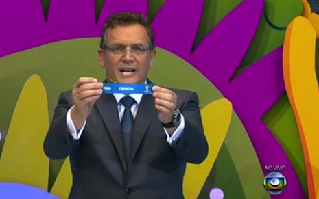 O secretário-geral da Fifa, Jérôme Valcke, sorteia a Croácia, adversário do Brasil na primeira fase da Copa - Reprodução/TV Globo