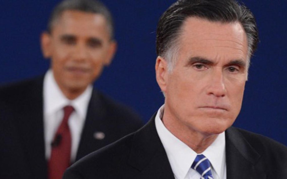 O político Mitt Romney, em primeiro plano, com Barack Obama ao fundo, em debate presidencial de 2012 - Divulgação/CNN