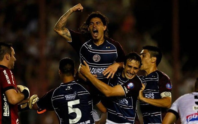 Jogadores do Lanús, da Argentina, celebram vitória sobre a Ponte Preta e o título da Copa Sul-Americana - Divulgação/Lanús