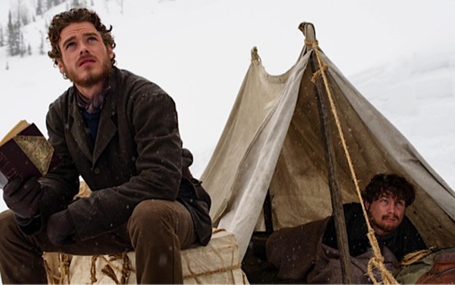 O ator Richard Madden em cena de Klondike, primeira série de ficção do Discovery Channel - Divulgação