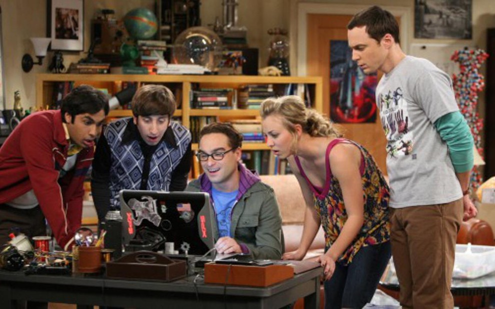 Raj, Howard, Leonard, Penny e Sheldon, em cena de episódio da série The Big Bang Theory - Reprodução/NBC