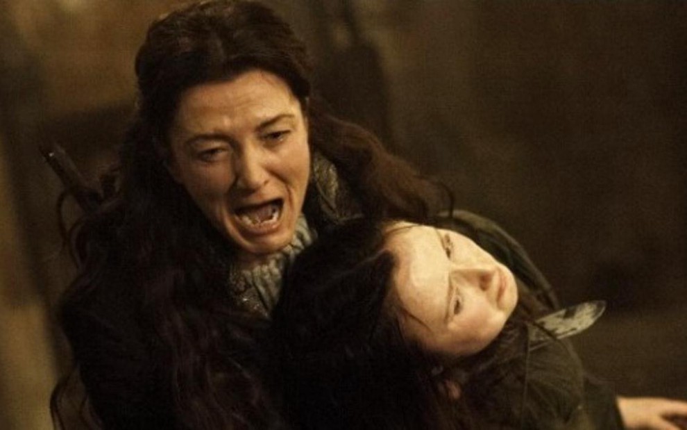 Catelyn Stark (Michelle Fairley) ameaça cortar a garganta de Joyeuse Erenford (Kelly Long) em Game of Thrones - Divulgação/HBO