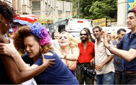 Félix observa Márcia brigar com periguete contratada por barraca concorrente de hot dog - Reprodução/TV Globo