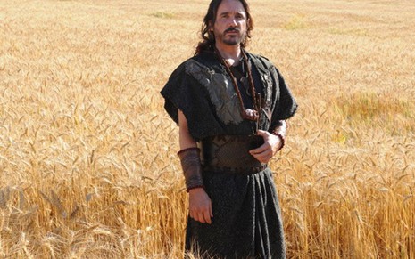 O ator Caio Junqueira, que está no elenco da série Milagres de Jesus, que estreia em janeiro na Record - Divulgação
