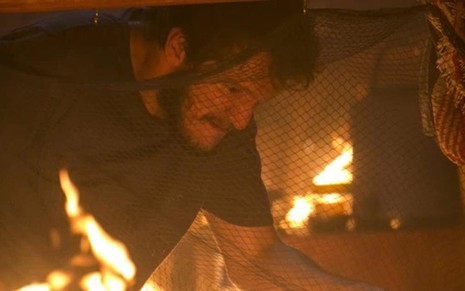 Ravel Cabral, interpretando Assis, apaga o fogo no barco dos eleitos em cena de Além do Horizonte - Felipe Monteiro/TV Globo