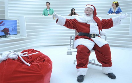 Papai Noel no centro do Roda Viva especial, que vai ao ar na próxima terça (24), na TV Cultura - Jair Magri/TV Cultura
