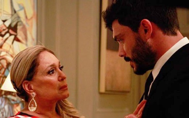 Pilar (Susana Vieira) em cena com Maciel (Kiko Pissolato) na novela Amor à Vida, da Globo - REPRODUÇÃO